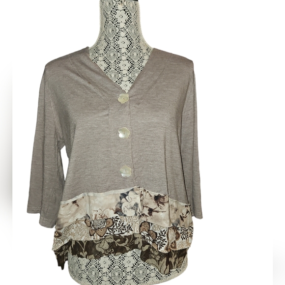 Top with Frilly Hem - Picture 1 of 8